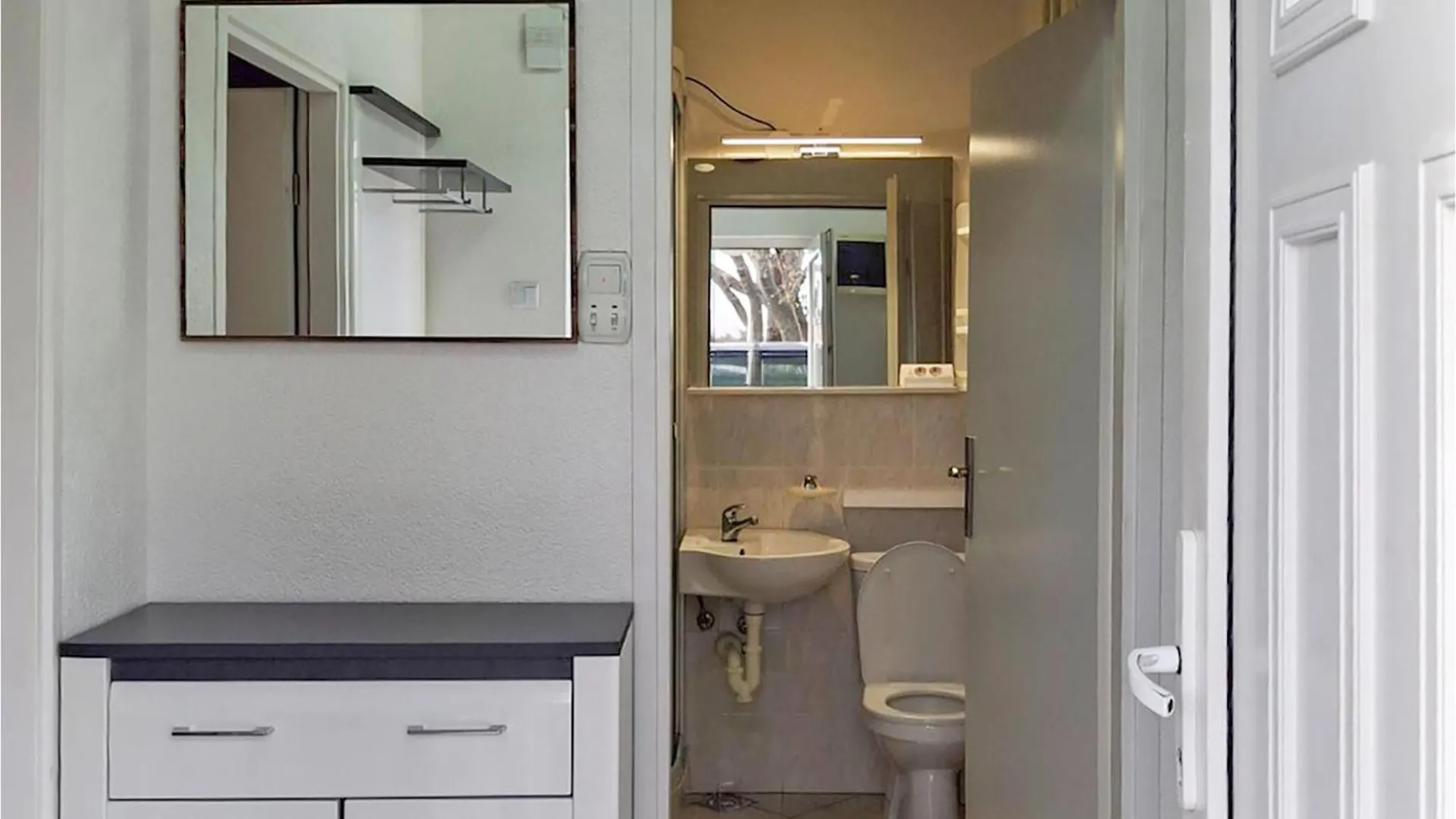Awesome Apartment In ノヴィ・ヴィノドロスキー
